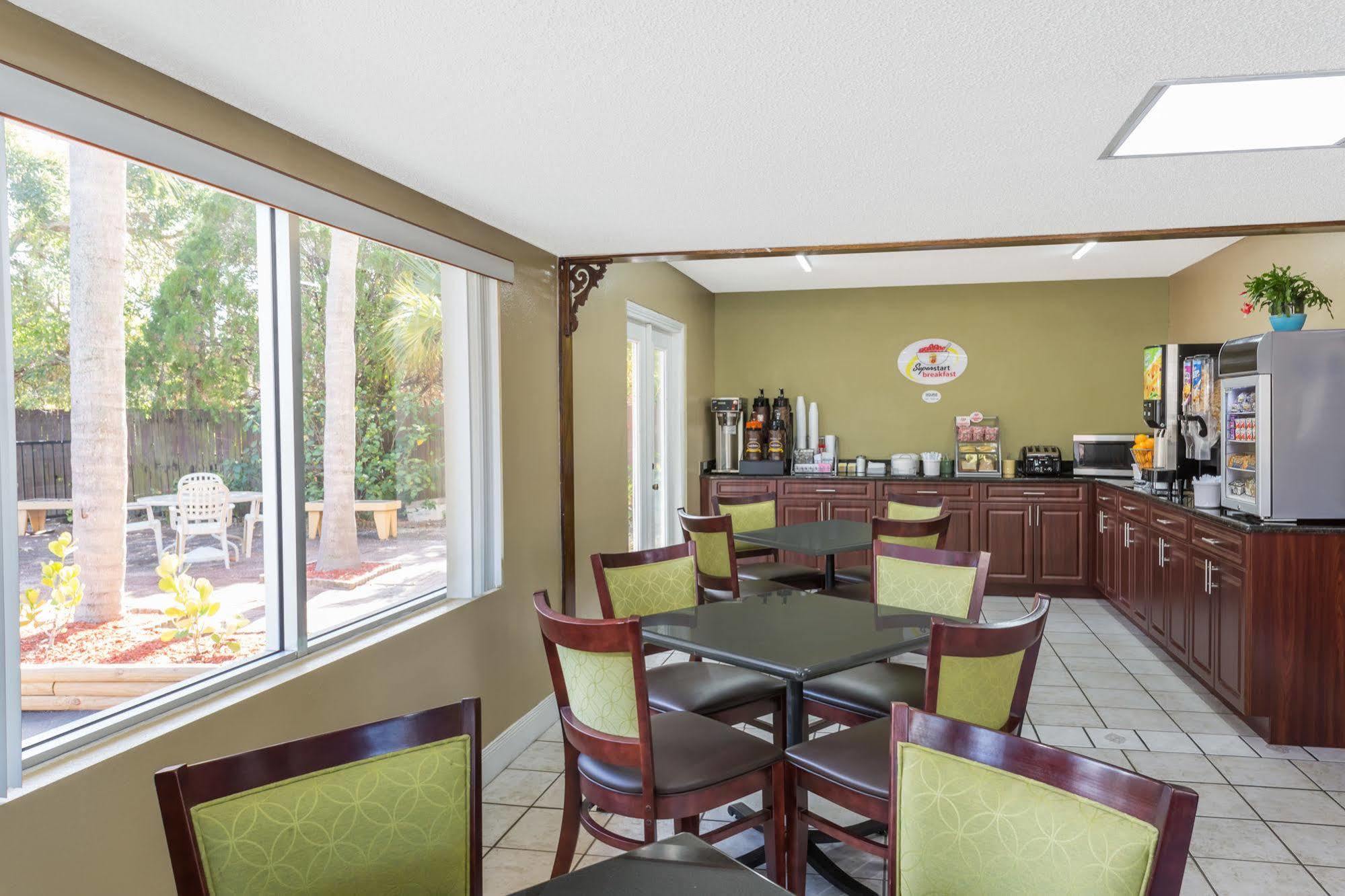 Super 8 By Wyndham Sarasota Near Siesta Key Μοτέλ Εξωτερικό φωτογραφία